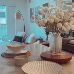 Floral vibes and playful dishware Floral vibes and playful dishware